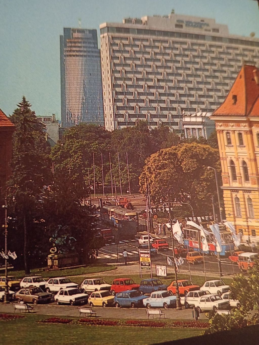 Trg Maršala Tita (današnji Trg Republike Hrvatske) oko 1987. godine. Pogled s HNK prema Savskoj ulici